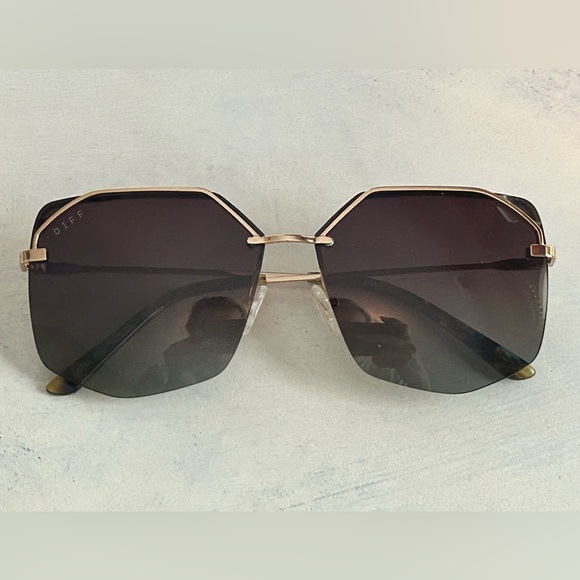 BREE - GOLD + BROWN GRADIENT + POLARIZED SUNGLASSES - Picture 5 of 11